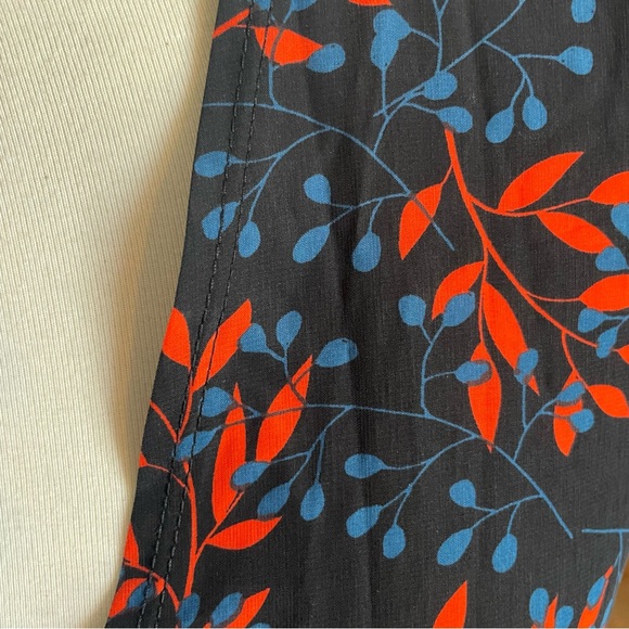 LuLaRoe XS JOY Women's Vest - Black with Red and Blue Leaf Pattern - Picture 3 of 4